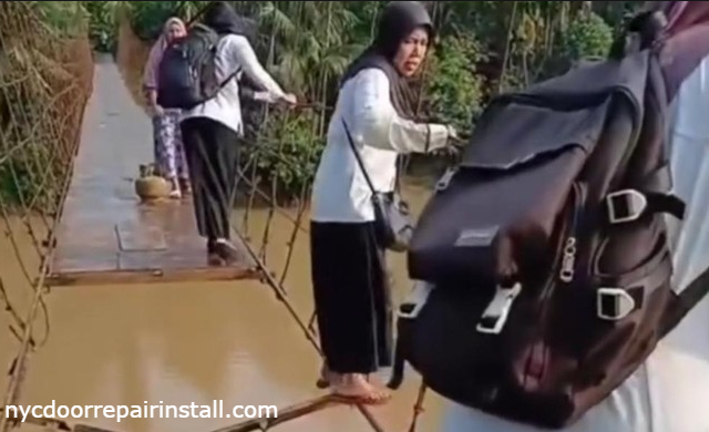 Guru di Jambi Minta Maaf Usai Viralkan Jembatan Rusak: Potret Pedih Ketika Kejujuran Ditekan